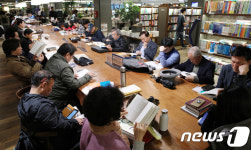 세계 책의 날 독서 삼매경에 빠진 시민들