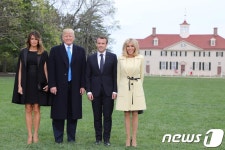 [사진] 美-佛 정상 부부, 조지 워싱턴 생가 앞에서