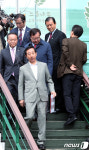 느릅나무출판사 내부 둘러본 김성태 원내대표