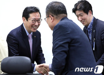 인사하는 김한정 의원