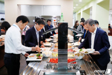 청와대 구내식당서 점심식사 하는 문 대통령