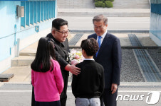 민통선 대성초교 학생에게 꽃다발 받은 김정은 위원장