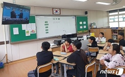 남북 정상 악수 지켜보는 서귀포 도순초 학생들
