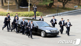 청통경호 받으며 이동하는 김정은