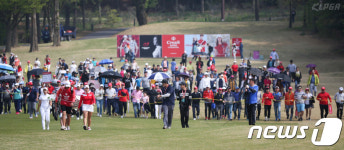 챔피언조에 모여든 갤러리들