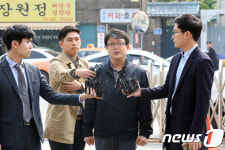 취재진 질문에 답하는 김경수 의원 전 보좌관 한모씨 