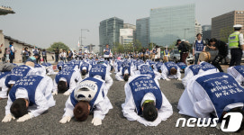 삼보일배하는 전국장애인부모연대 대표 이미지