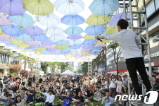 신촌 연세로 차없는 거리 24시간 연장한다