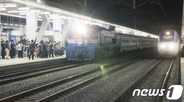 KTX 옆으로 도착하는 마지막 새마을호
