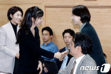 여성 국회의원들 만난 서지현 검사