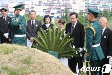 애국지사 묘소 참배하는 이낙연 총리