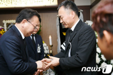 익산 순직소방관 유족 위로하는 김부겸 장관