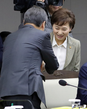 인사나누는 김현미 국토부 장관과 도종환 문체부 장관