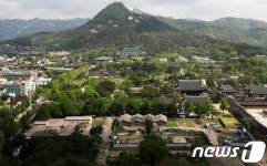 봄비 그치고 신록이 가득찬 청와대 인근