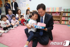 사내어린이집 방문해 선물 전달하는 김병원 농협중앙회장