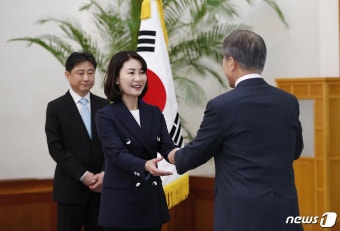 文대통령, 21명 신임대사 신임장 수여
