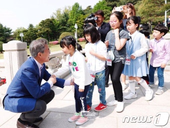 문재인 대통령 '어린이들과 눈 맞추며 인사'