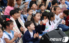 버블쇼 환호하는 어린이들