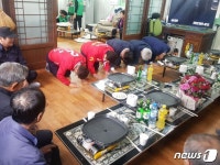 어버이날 맞아 울릉도에서 큰절 올리는 이철우 후보