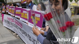 카네이션 선물에도 노인은 우울