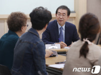 치매 환자 가족의 애로사항 경청하는 박원순 시장