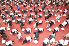 부모님께 큰절하는 동산고등학교 학생들