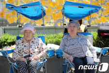 봄볕이 따가운 할머니들