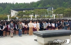 광주 수피아여고, 5.18민주묘지 참배