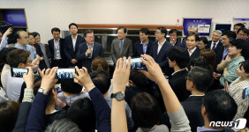 춘추관 깜짝방문한 문재인 대통령