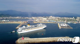 속초항으로 입항하는 코스타세레나호