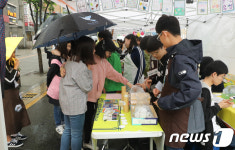 공정무역 제품 구매하는 시민들