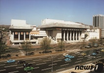 시대 바뀌어도 서울시민 곁엔 항상 세종문화회관 있습니다