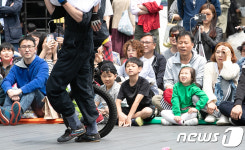 남녀노소 즐기는 서커스 공연
