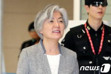 밝은 표정으로 귀국하는 강경화 장관