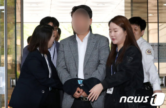 '삼성 노조와해' 의혹 삼성전자 임원들, 담담한 표정으로 법원 출석