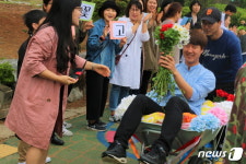 군산 회현초 학부모들 교직원 위해 꽃마차 이벤트 마련