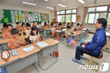 스승의 날,제자들의 연주에 감동하는 선생님