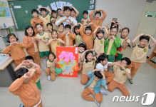 포항지곡초교 학생들, 교사에게 종이 카네이션 선물