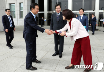 인사 나누는 김성태-한정애