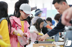 세종대왕님이 만든 훈민정음 목판인쇄 체험해요