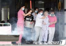 침착하게 환자 대피시키는 요양병원 관계자들