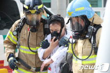 부상자 구조하는 소방대원
