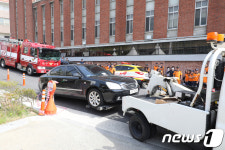소방차 진입 막은 불법주차 차량 견인