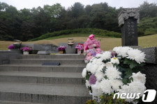 5.16 57주기 박정희 전 대통령 묘역에 놓인 조화