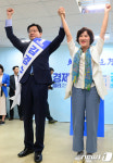 눈물 닦는 김경수 부인 김정순씨