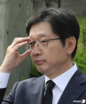 안경 고쳐쓰는 김경수
