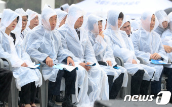 5·18 민주화운동 기념식…비 맞으며 기념사 듣는 참석자들