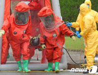 화학물질 오염 구조자, 현장에서 긴급 제독 