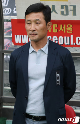 故 구본무 회장 추모 리본 단 이을용 감독대행