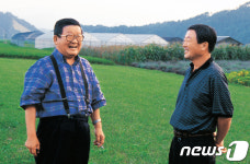 구자경 명예회장과 대화하는 모습의 구본무 회장